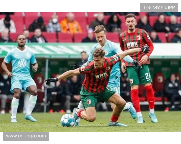 科莫因延迟开球被罚4000欧，帕尔马球迷投掷烟雾弹遭处罚